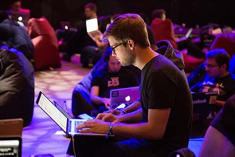 Dozent gibt Feedback beim Programmieren