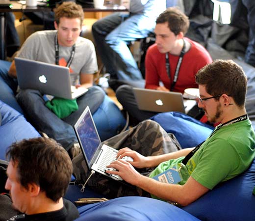 Übungen am Laptop während des Programmierkurses